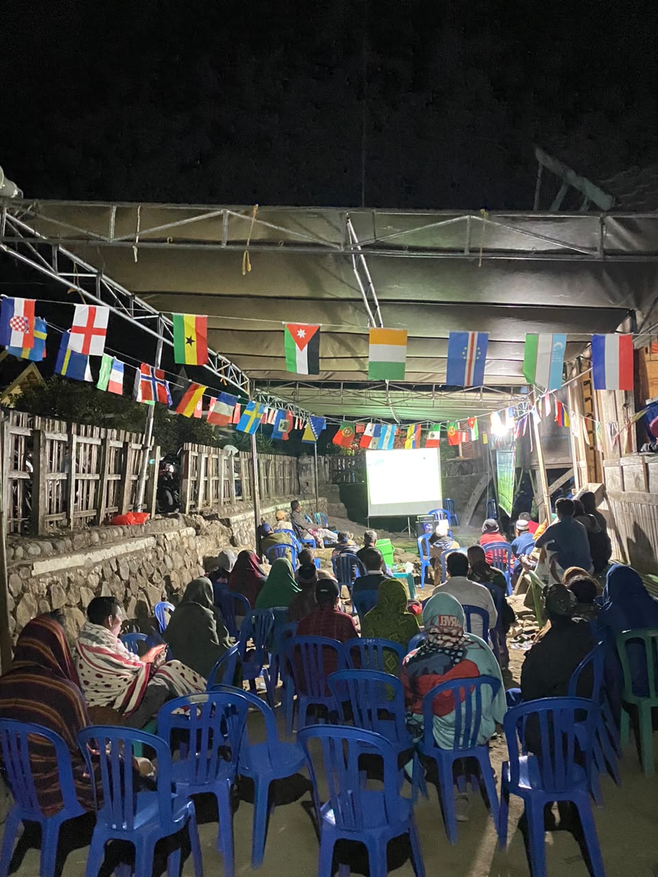 Babinsa Koramil 1614-01/Dompu Gelar Nobar Semifinal Piala Dunia 2026 Bersama Warga Karamabura