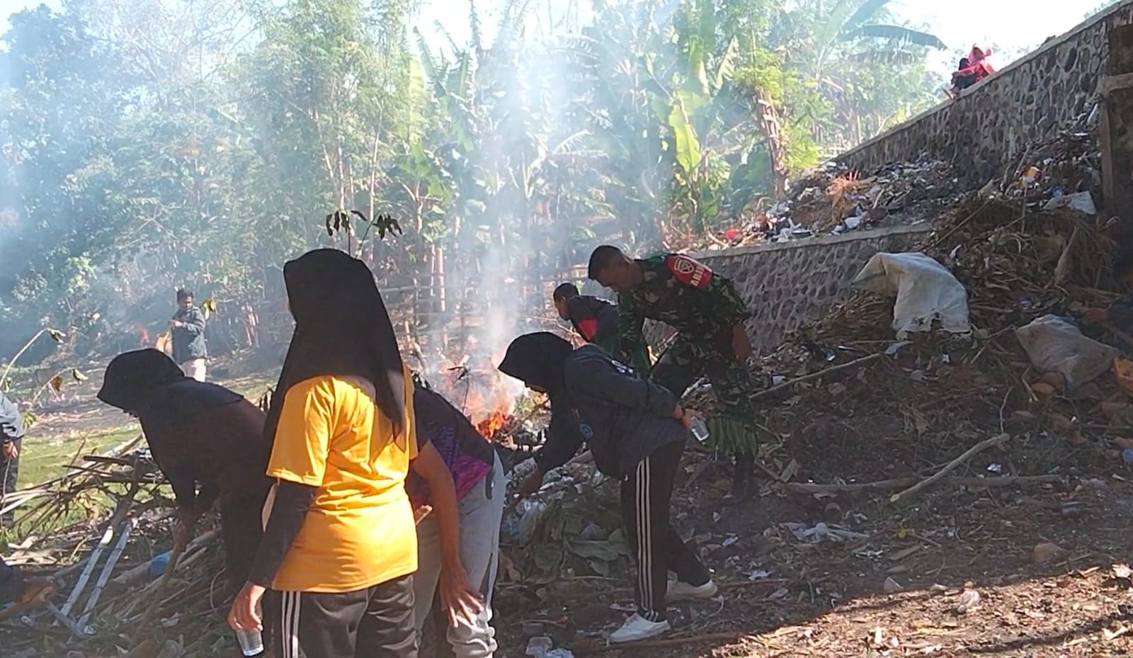 Koramil 1614-05/Pekat Perkuat Budaya Hidup Bersih Melalui Aksi Bersih Sungai