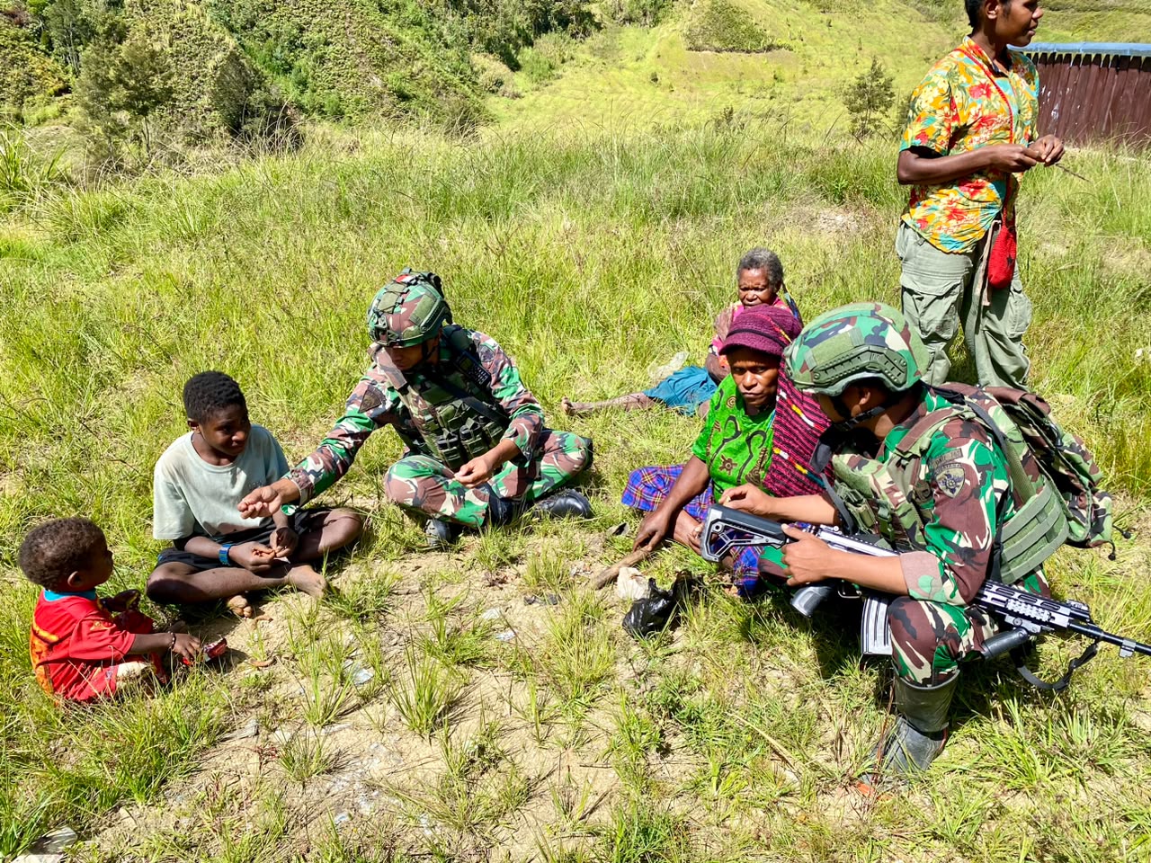Sinergi di Pelosok Papua, Satgas Yonif 742/SWY dan Nakes Hadirkan Rasa Aman dan Sehat bagi Warga Wunabunggu