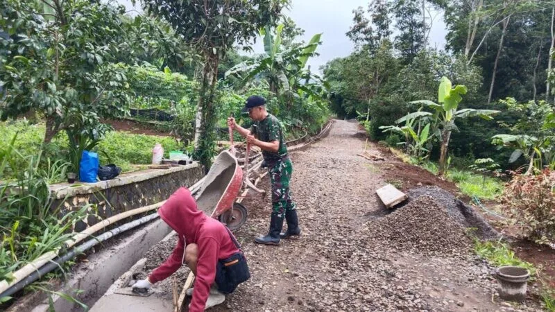 Babinsa Koramil 2208/Nyalindung Laksanakan Bakti Pemeliharaan Jalan Lingkungan Di Desa Mekarsari