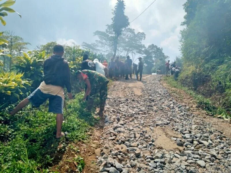 Babinsa Koramil 2207/Jampangtengah Bersama Warga Laksanakan Karya Bakti Bersihkan Lingkungan Desa