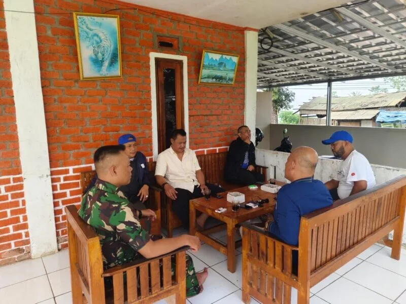 Babinsa Koramil 2206/Parakansalak Pererat Silaturahmi Melalui Komsos Bersama Warga Desa Bojonglongok