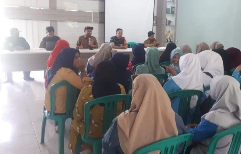 Babinsa Koramil 2205/Kalapanunggal Dampingi Pemilihan Ketua Rt Di Desa Pulosari