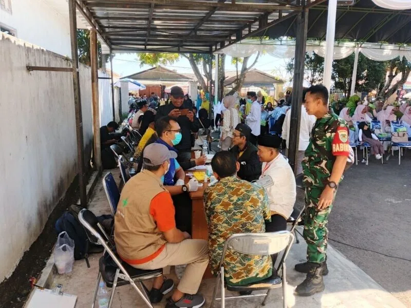 Babinsa Koramil 2208/Nyalindung Dampingi Kegiatan Pengobatan Massal Gratis di Kecamatan Nyalindung