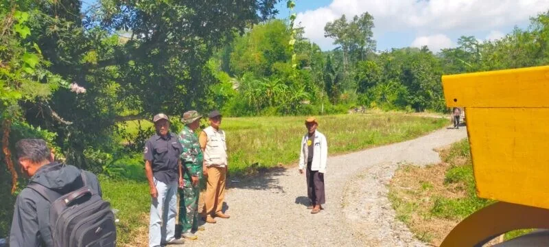 Babinsa Koramil 2211/Sagaranten Bersama Warga Laksanakan Karya Bakti Perbaikan Jalan Desa