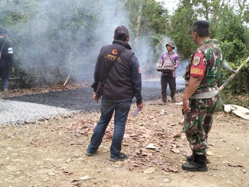 Babinsa Koramil 2215/Ciemas Bersama Warga Laksanakan Bakti Pengaspalan Jalan di Desa Tamanjaya