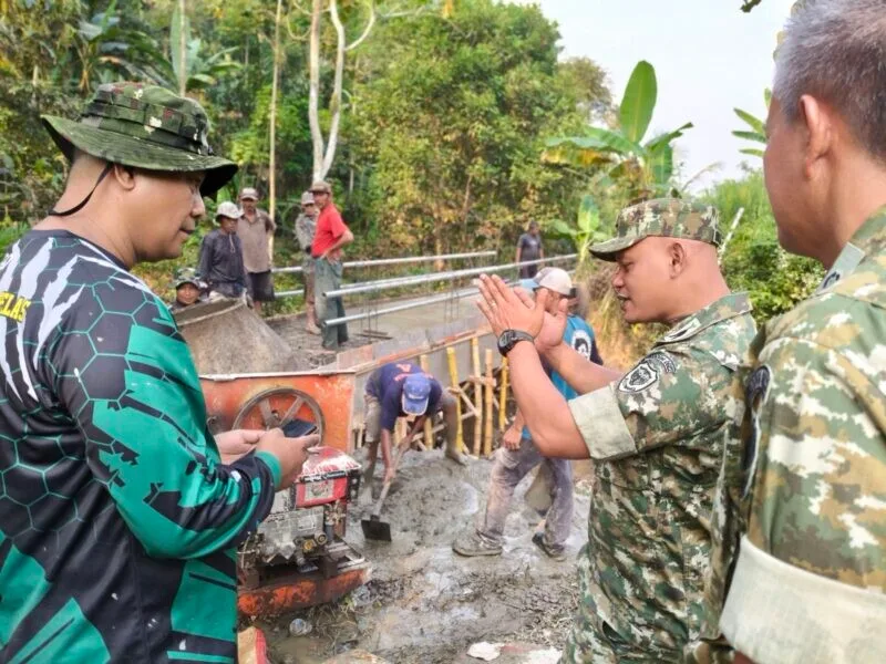 Dandim 0622/Kabupaten Sukabumi Tinjau Pembangunan Jembatan Perintis Garuda di Desa Cicareuh