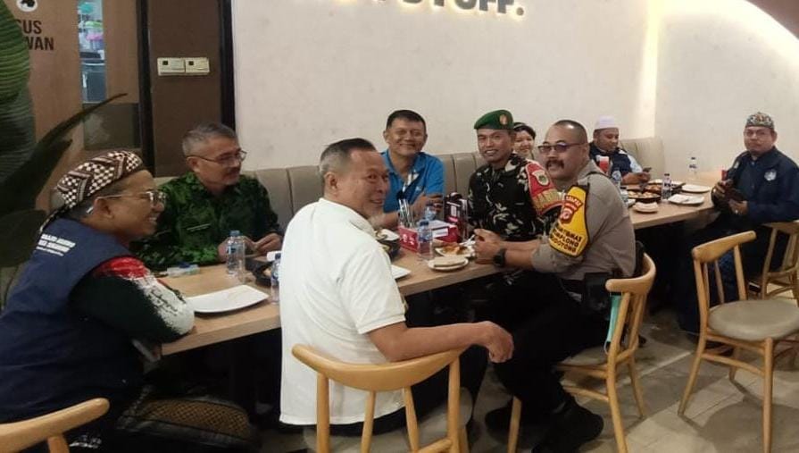 Babinsa dan Bhabinkamtibmas Perkuat Sinergi dengan Tokoh Masyarakat Melalui Komsos di Kelurahan Nyomplong
