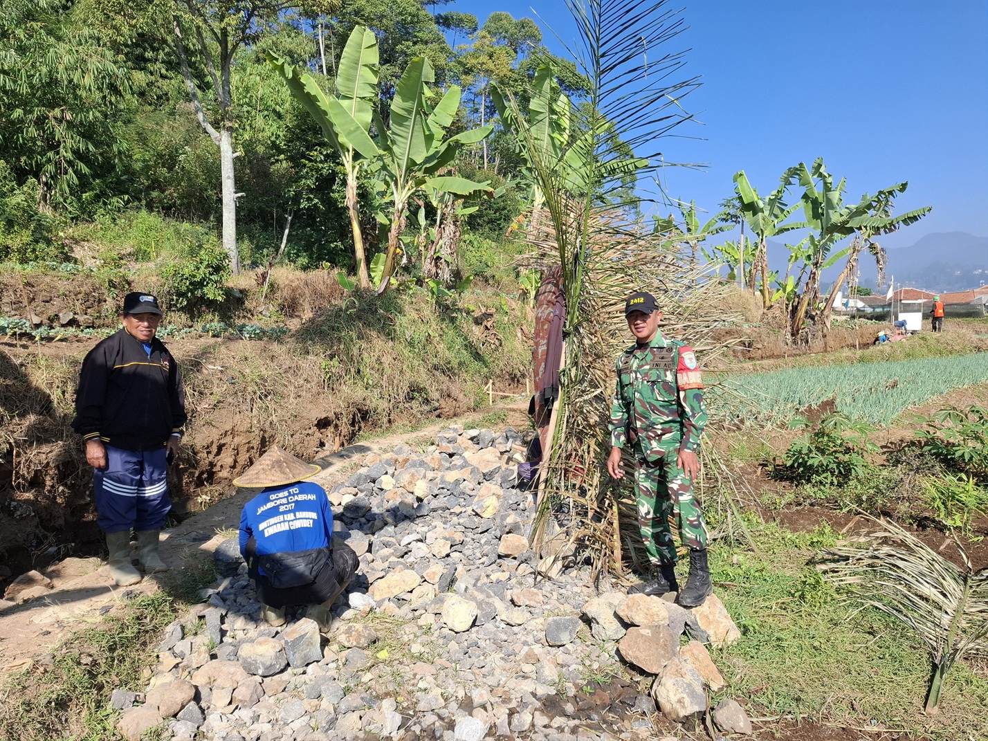 Babinsa Koramil 2412/Pasirjambu Laksanakan Karya Bakti Bersama Warga di Desa Sugihmukti