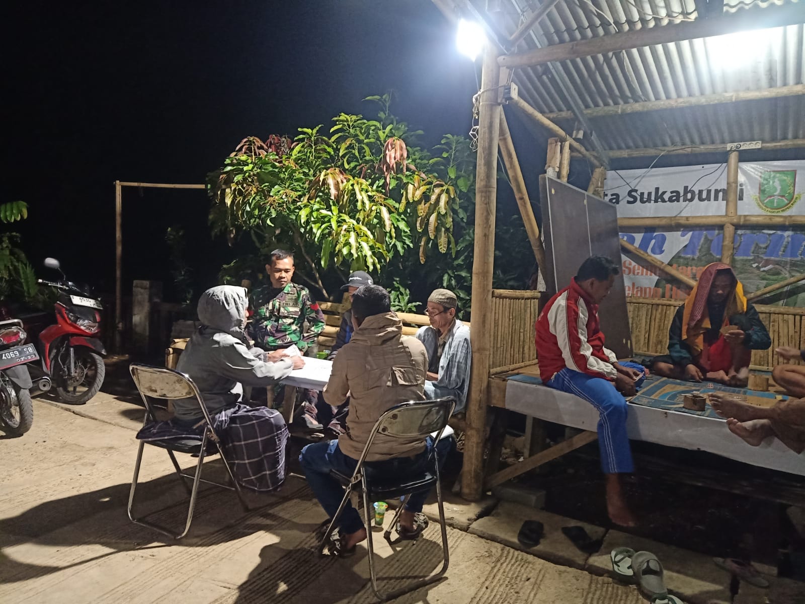 Anggota Koramil 0607-06/Gunungpuyuh Intensifkan Komsos dan Patroli Malam di Kelurahan Karangtengah