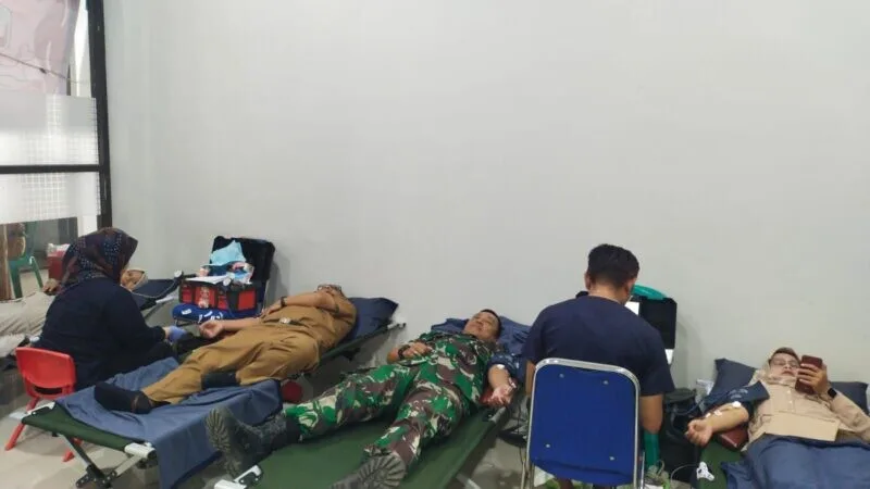 Bati Komsos Koramil 2206/Parakansalak Ikuti Program Donor Darah Di Kantor Kecamatan Parakansalak