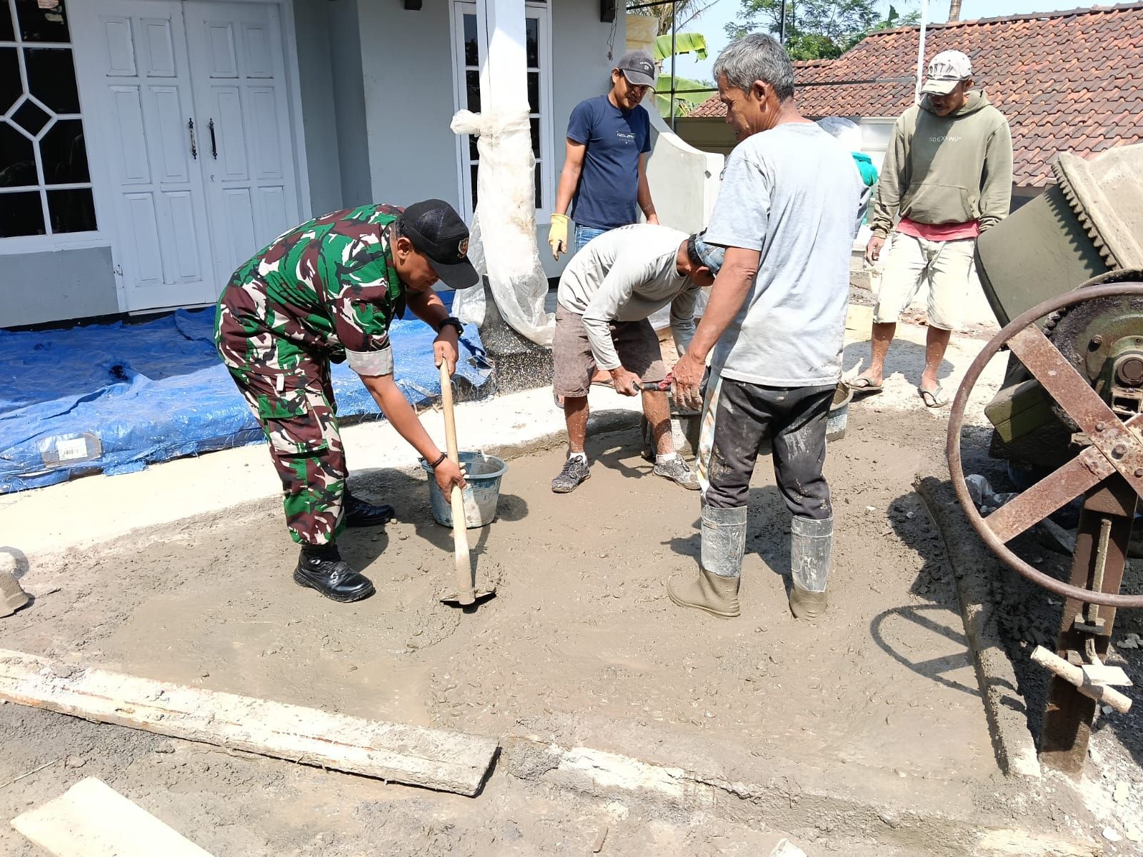Babinsa Koramil 2403/Paseh Gotong Royong Bersama Warga Bangun Rambat Beton Jalan Gang di Desa Karangtunggal
