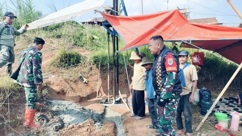 Danramil 2209/Lengkong Tinjau Progres Pembangunan Sumur Bor di Desa Langkapjaya