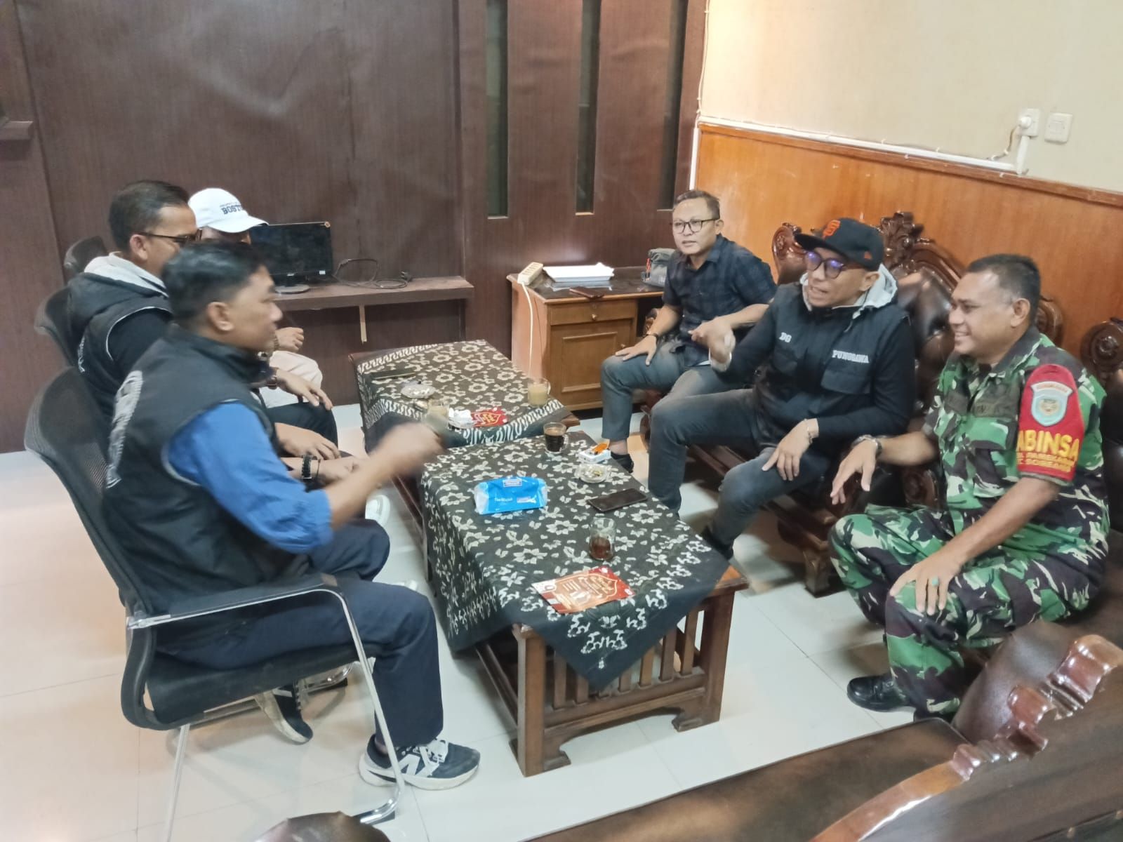 Babinsa Koamil 2411/Soreang melaksanakan Komsos Tingkatkan Keamanan Lingkungan Bersama Warga