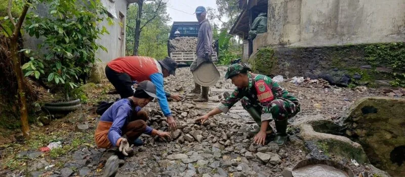 Babinsa Koramil 2201/Cisolok Bersama Warga Laksanakan Bakti Pengaspalan Jalan di Desa Caringin