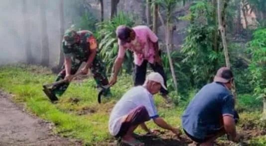 Babinsa Koramil 2202/Palabuhanratu Laksanakan Karya Bakti Pembersihan Jalan di Kelurahan Palabuhanratu