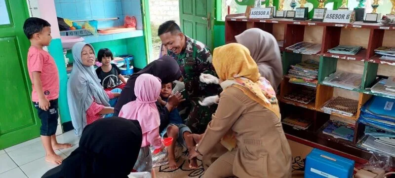 Babinsa Koramil 2214/Surade Dampingi Kegiatan Posyandu Mawar 2 di Desa Ciracap