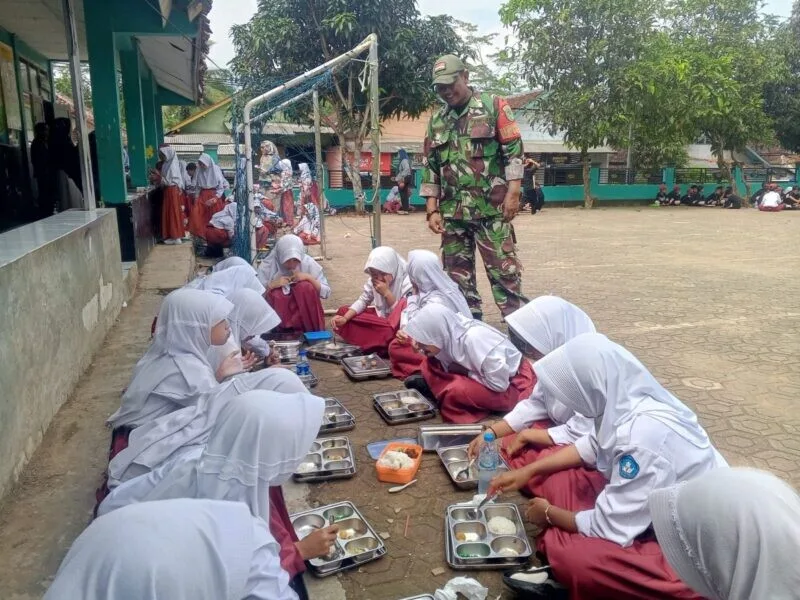 Babinsa Koramil 2211/Sagaranten Laksanakan Pendampingan Program Makan Bergizi Gratis Di Desa Sindangraja