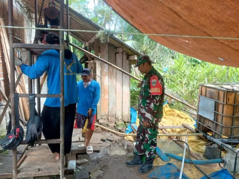 Babinsa Koramil 2212/Tegalbuleud Bersama Warga Laksanakan Karya Bakti Pembuatan Bak Sumur Bor