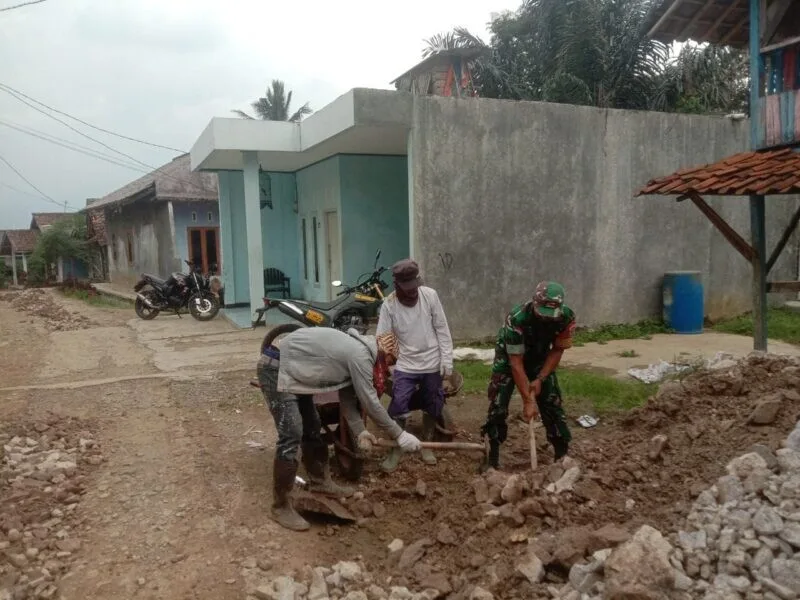 Babinsa Gunung Endut Bersama Warga Laksanakan Bakti Pemeliharaan dan Pembersihan Jalan Kampung