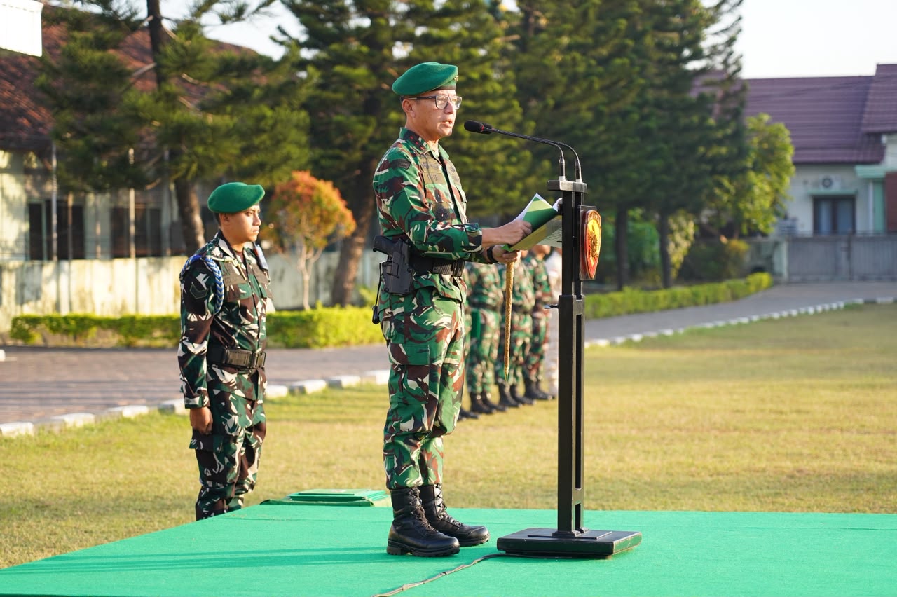 Pangdam IX/Udayana Pimpin Upacara 17-an, Tegaskan Disiplin, Integritas, dan Profesionalisme Prajurit