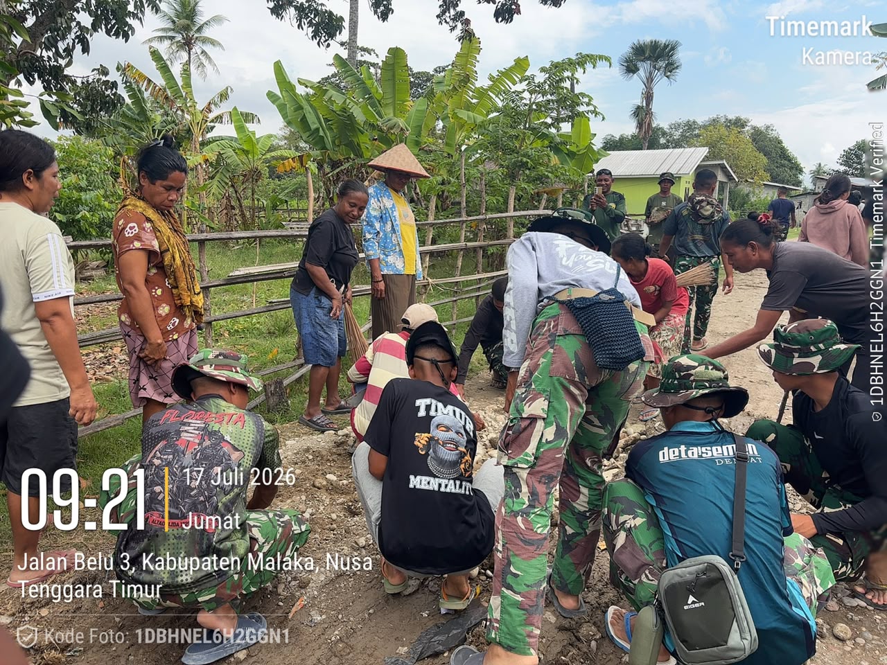Satgas TMMD Ke-129 Kodim 1605/Belu dan Warga Gotong Royong Bangun Jalan Usaha Tani