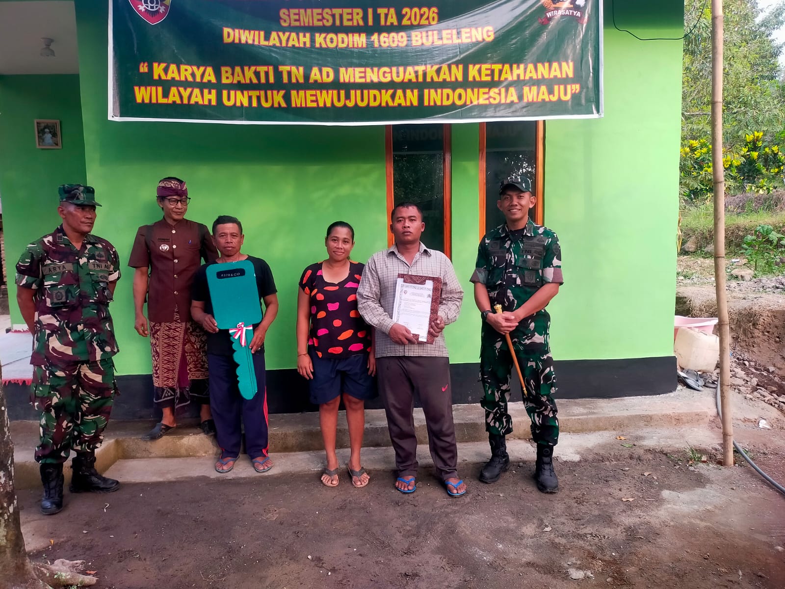 Dari Rumah Tak Layak Menjadi Hunian Nyaman, Dandim 1609/Buleleng Serahkan Kunci RLTH kepada Warga Ambengan