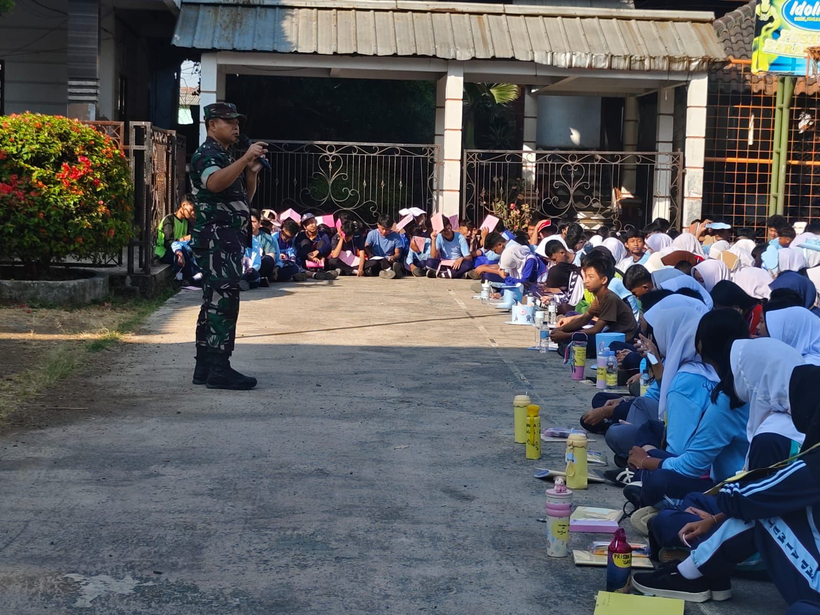 Danramil 2402/Cicalengka Berikan Materi Wawasan Kebangsaan dan Bela Negara pada MPLS SMK Guna Darma Cicalengka