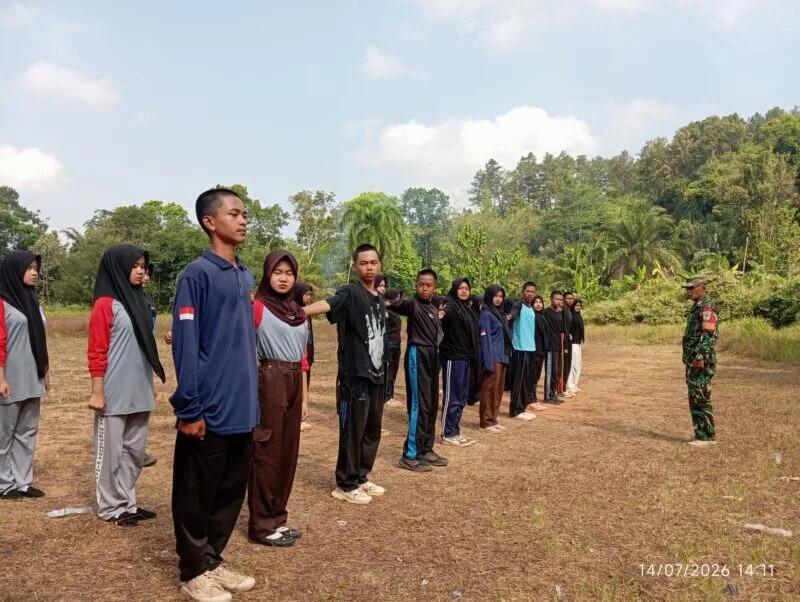 Pelda Sutiky, Babinsa Desa Padasenang Koramil 2211/Sagaranten, melaksanakan kegiatan pendampingan pelatihan bagi calon Pasukan Pengibar Bendera Pusaka (Paskibraka) di Kecamatan Cidadap