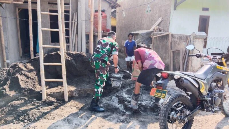 Babinsa Koramil 2208/Nyalindung Gotong Royong Membantu Pembangunan Rumah Warga Di Desa Neglasari