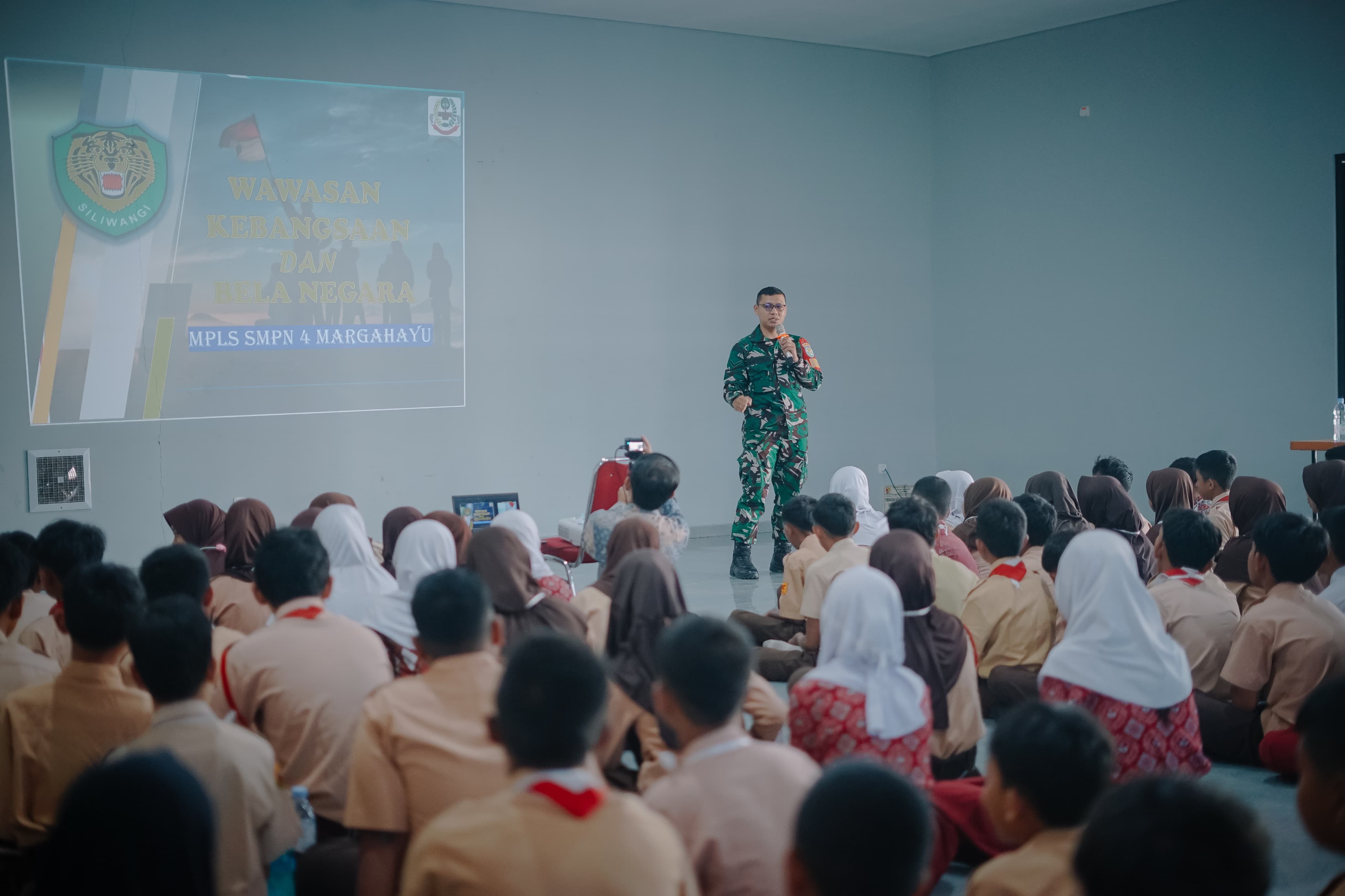 Babinsa Desa Sukamenak Berikan Materi Wawasan Kebangsaan dan Bahaya Rokok kepada Peserta MPLS SMP Negeri 4 Margahayu