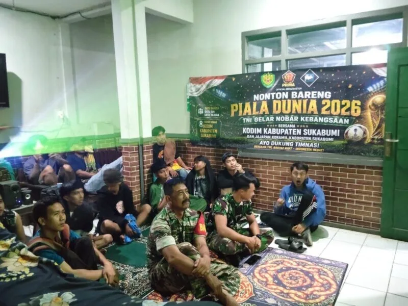 Babinsa Koramil 2214/Surade Gelar Nobar Piala Dunia Bersama Warga