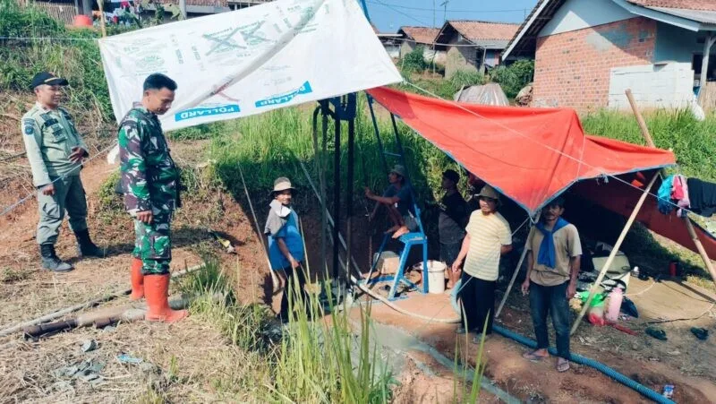 Babinsa Koramil 2209/Lengkong Dampingi Pembangunan Sumur Bor di Desa Langkapjaya