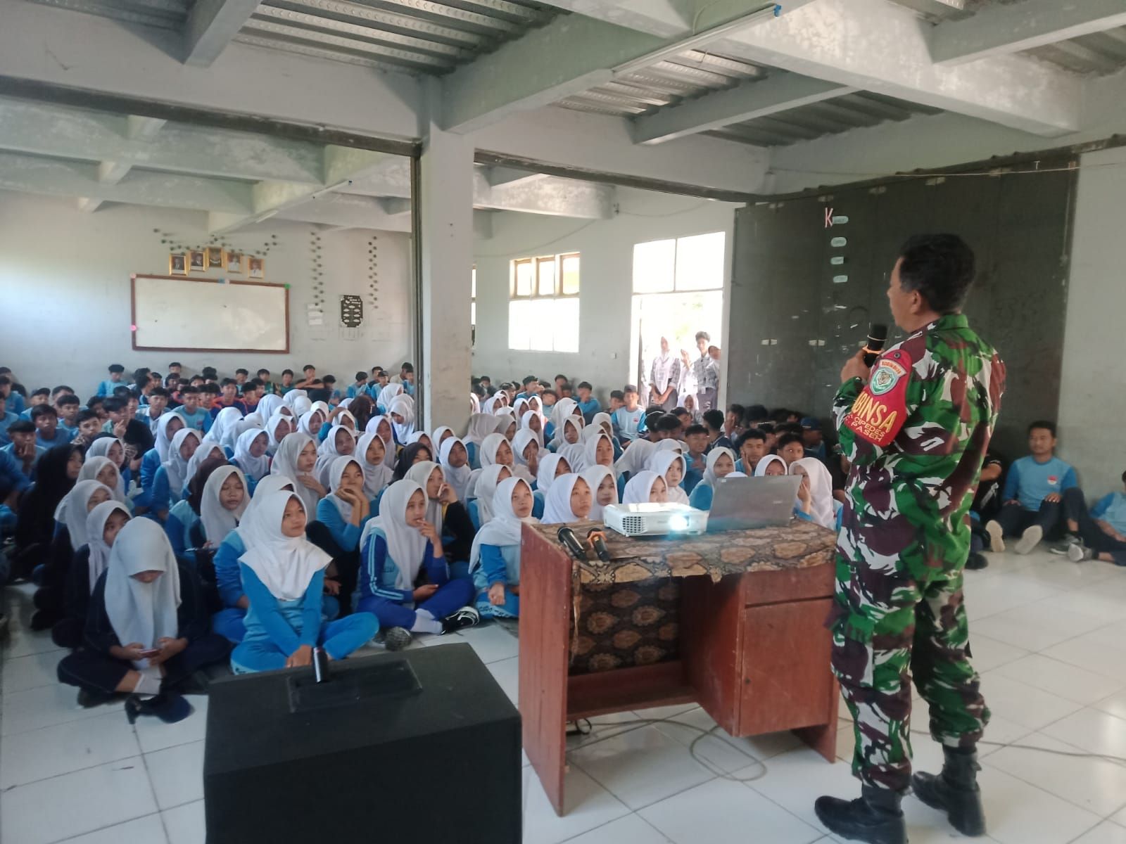 Babinsa Koramil 2403/Paseh Berikan Materi Wawasan Kebangsaan dan Nilai-Nilai Pancasila kepada 170 Siswa SMK Dharma Agung