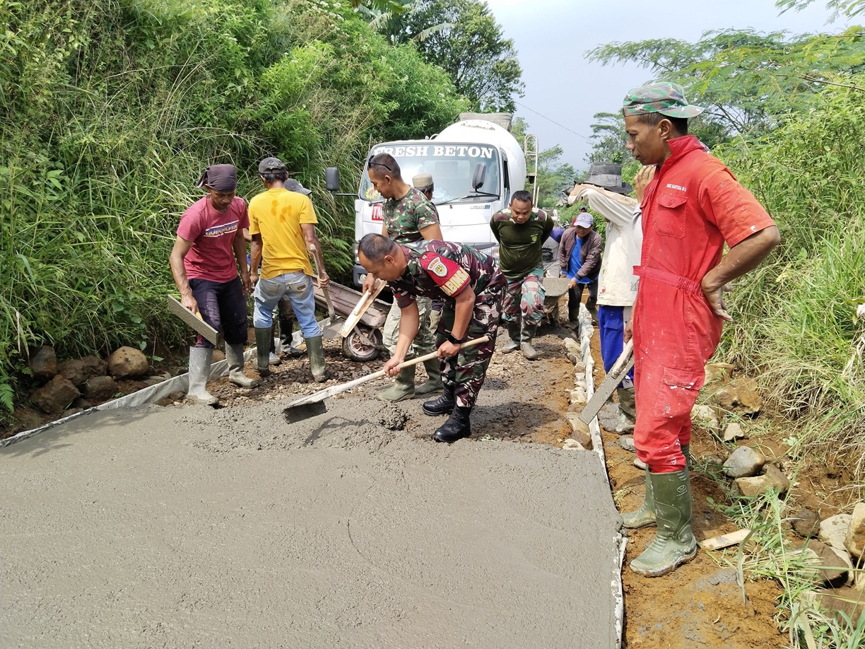 Babinsa Koramil 0607-05/Kecamatan Sukabumi Gotong Royong Bersama Warga Perbaiki Jalan Demi Kelancaran Akses Masyarakat