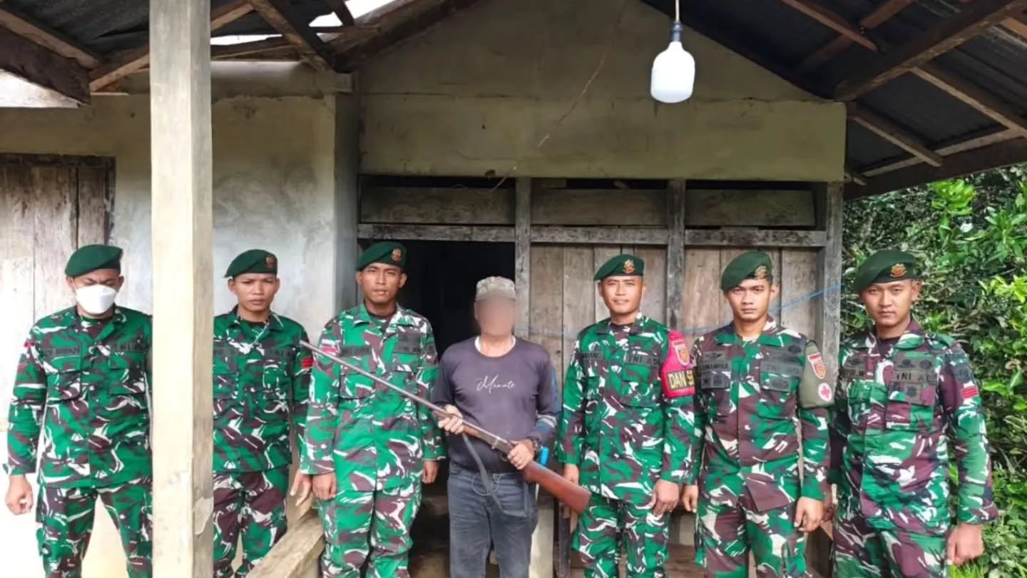 Komsos Satgas Yonarmed 13 Kostrad Berhasil, Warga Serahkan Senjata Api Rakitan Secara Sukarela