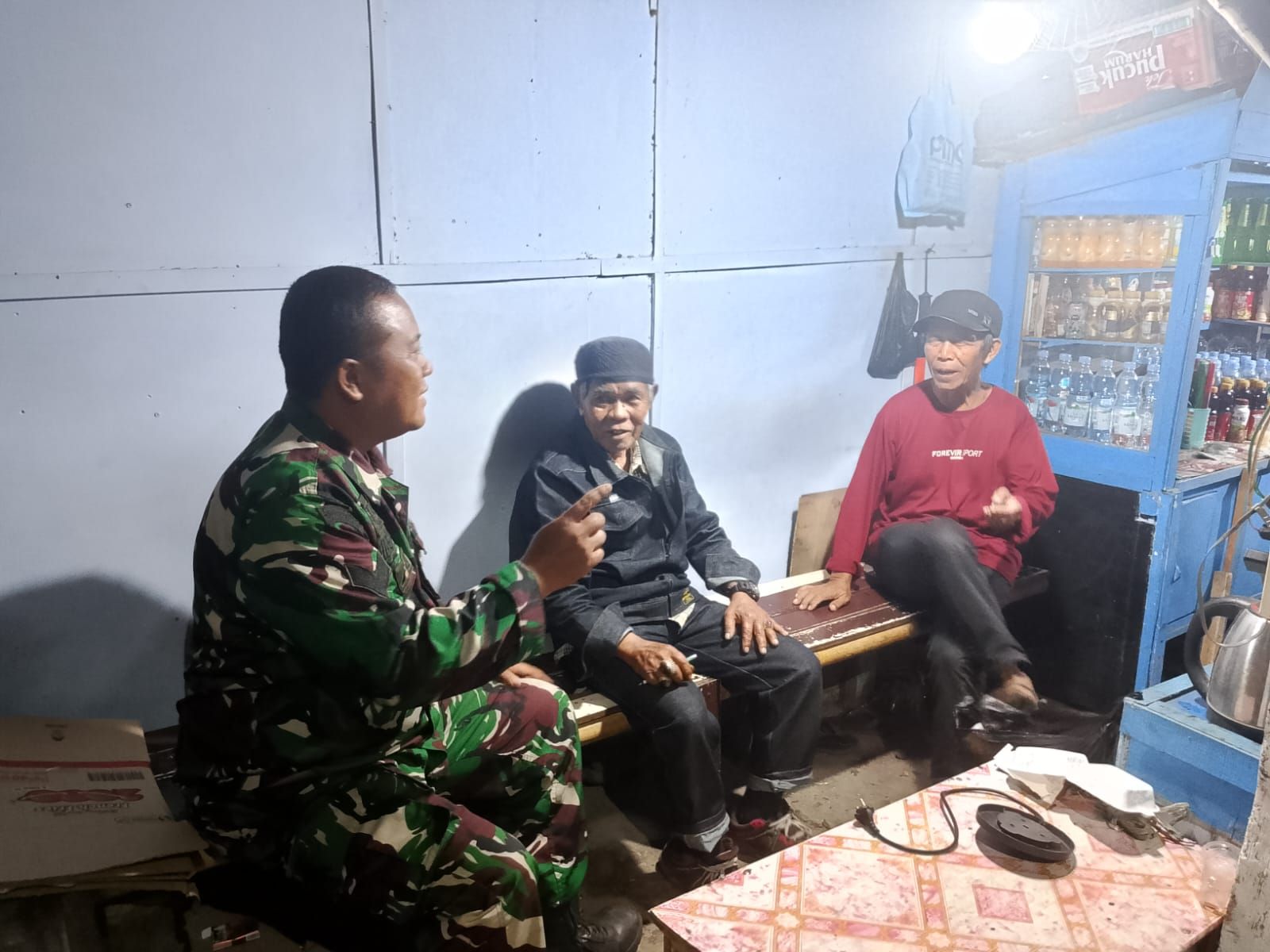 Babinsa kel. Cisarua melaksanakan kegiatan Komsos di kelurahan Cisarua, Perkuat Deteksi Dini Bersama Tokoh Masyarakat kelurahan Cisarua
