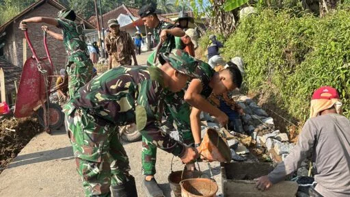 Antusiasme TNI, Polri Dan Warga Gotong Royong Bangun Tpt Pada TMMD Ke-129 Kodim 0612/Tasikmalaya