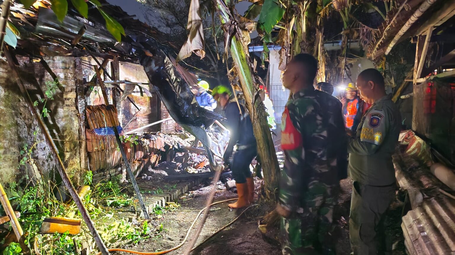 Babinsa Bantu Jinakkan Api, Kebakaran Rumah Warga di Palasah Diduga Berawal dari Bakar Sampah