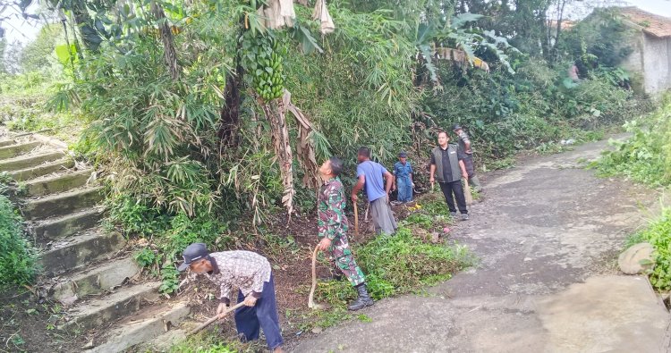 Babinsa Limbong Bersama Warga Sukabumi Bangun Lingkungan Bersih