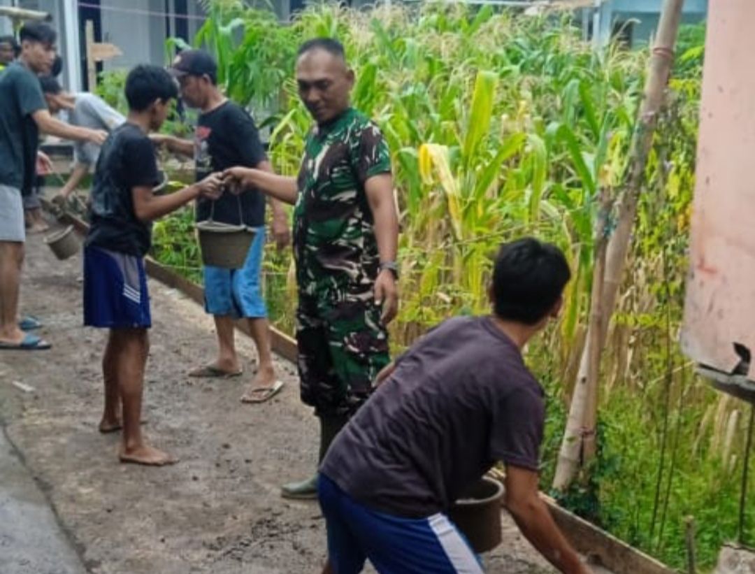 Babinsa Koramil09/Cisaat bersama warga gelar karya Bhakti pebaikan jalan lungkungan
