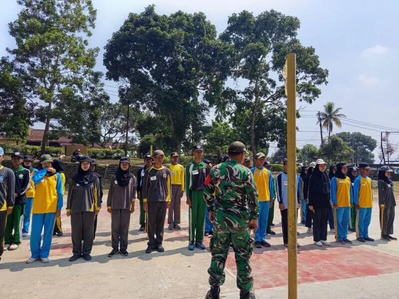 Babinsa Koramil 2205/Kalapanunggal Latih Calon Anggota Paskibra Tingkat Kecamatan