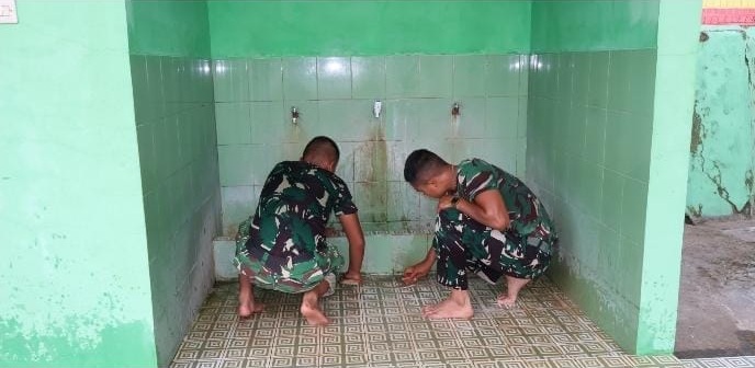 Tak Hanya Ahli Angkat Senjata: Satgas TMMD ke 129 Kodim 0612/Tasikmalaya Mahir Pegang Sapu Bersihkan Masjid Jami Miftahul Ulum