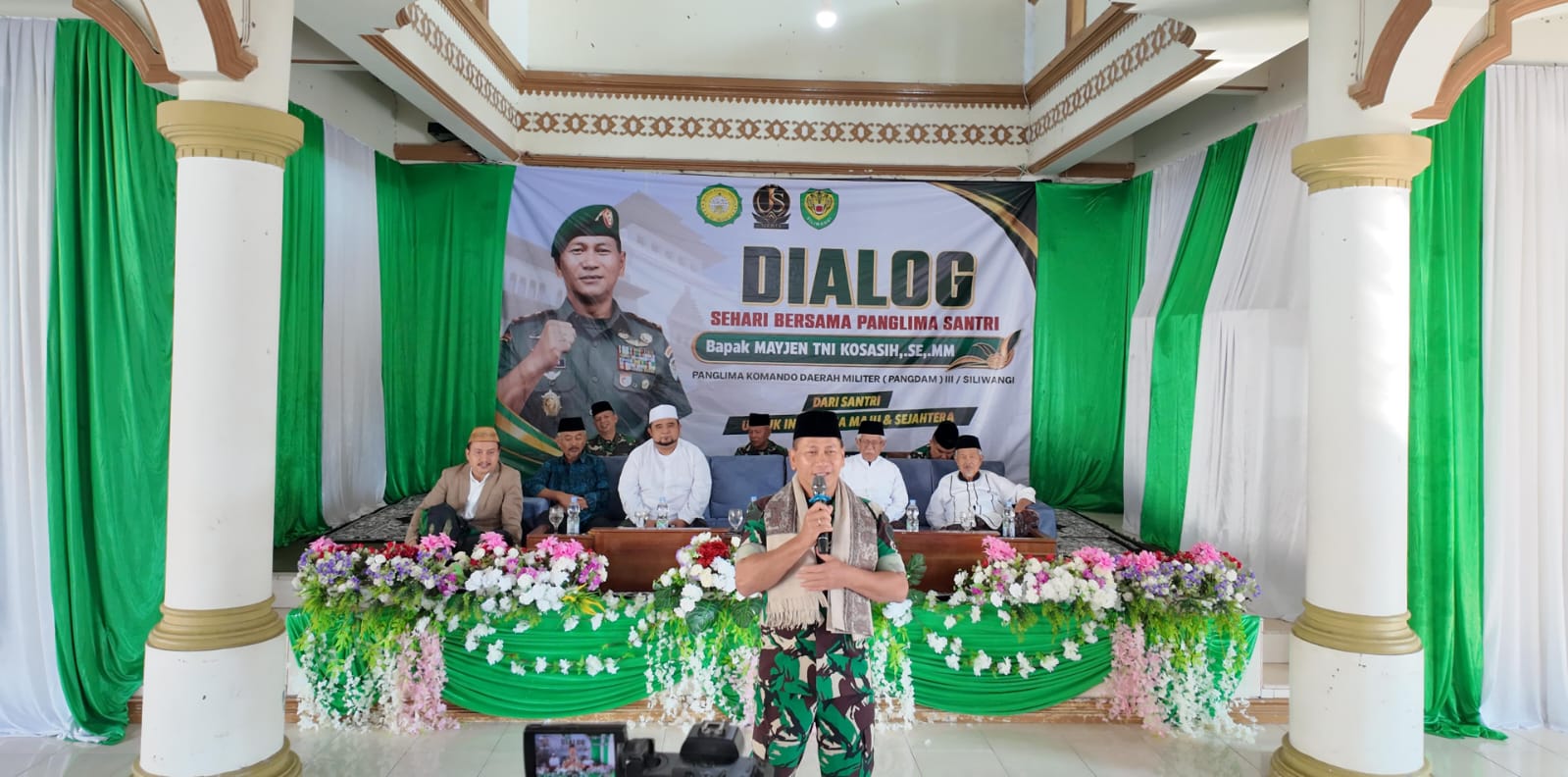 Tiba di Pesantren Baitul Arqom Bandung, Jenderal Kosasih Disambut Ribuan Santri