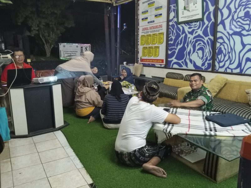 Babinsa Karamat Koramil 0607-06/ Gunungpuyuh Jalin Komsos Malam Bersama Warga GTS, Bahas Persiapan HUT ke-81 Kemerdekaan RI