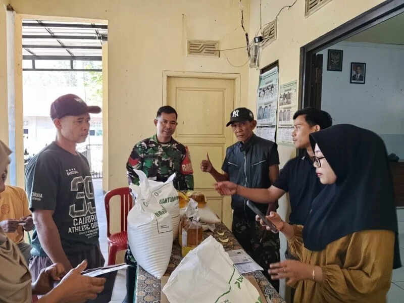 Babinsa Koramil 2201/Cisolok Salurkan Bantuan Sosial kepada Warga Desa Sukarame