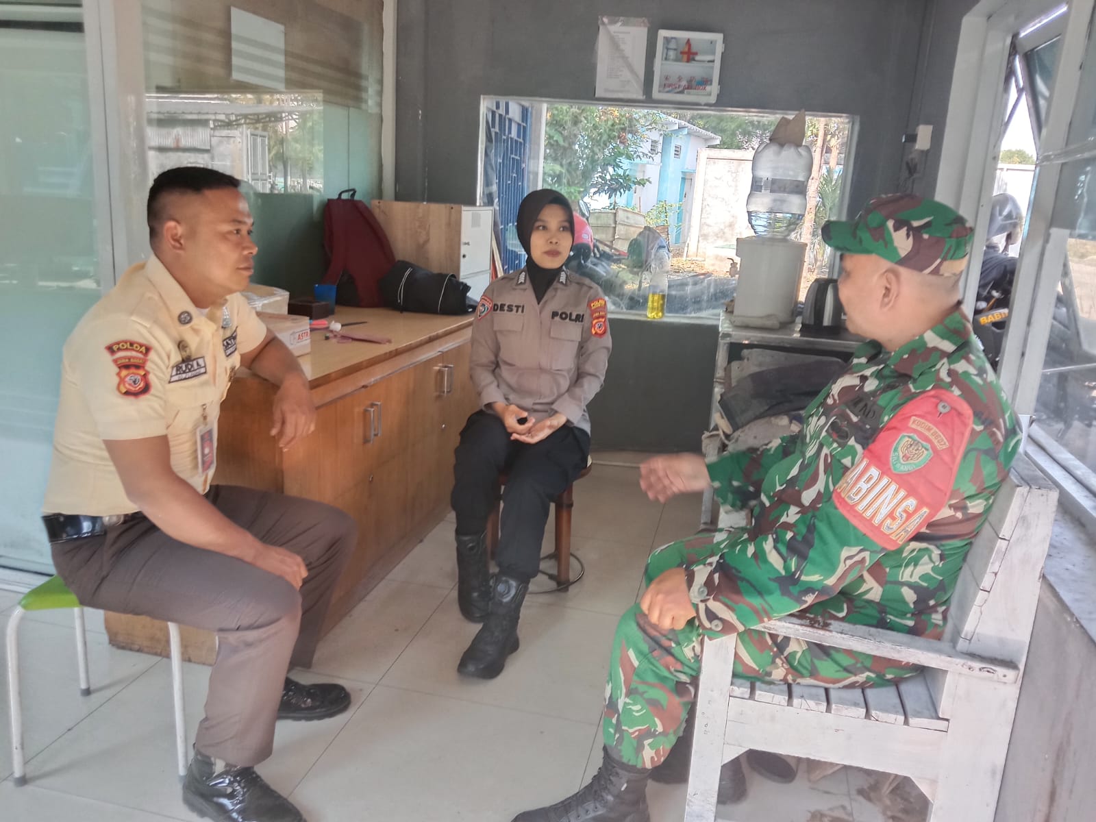 Babinsa Warudoyong dan Bhabinkamtibmas Perkuat Sinergi Jaga Kamtibmas Melalui Komsos dengan Security PT Supra Natami