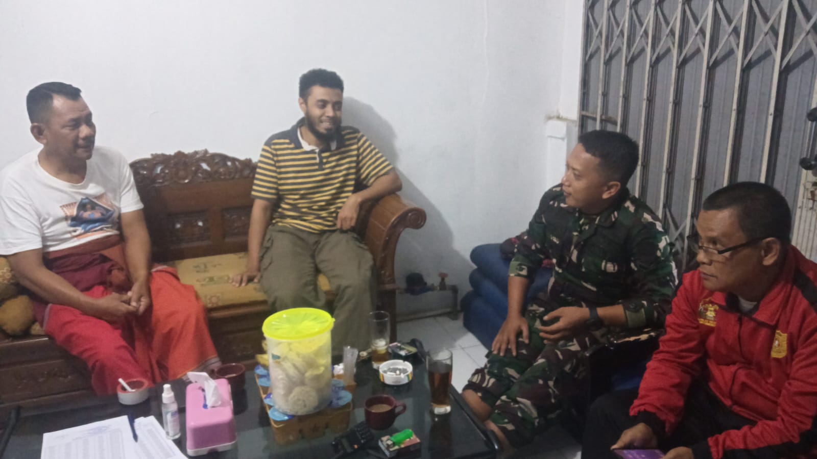 Babinsa Karangtengah, Koramil 0607-06/Gunungpuyuh Perkuat Sinergi dengan Warga Lewat Patroli dan Komsos Malam