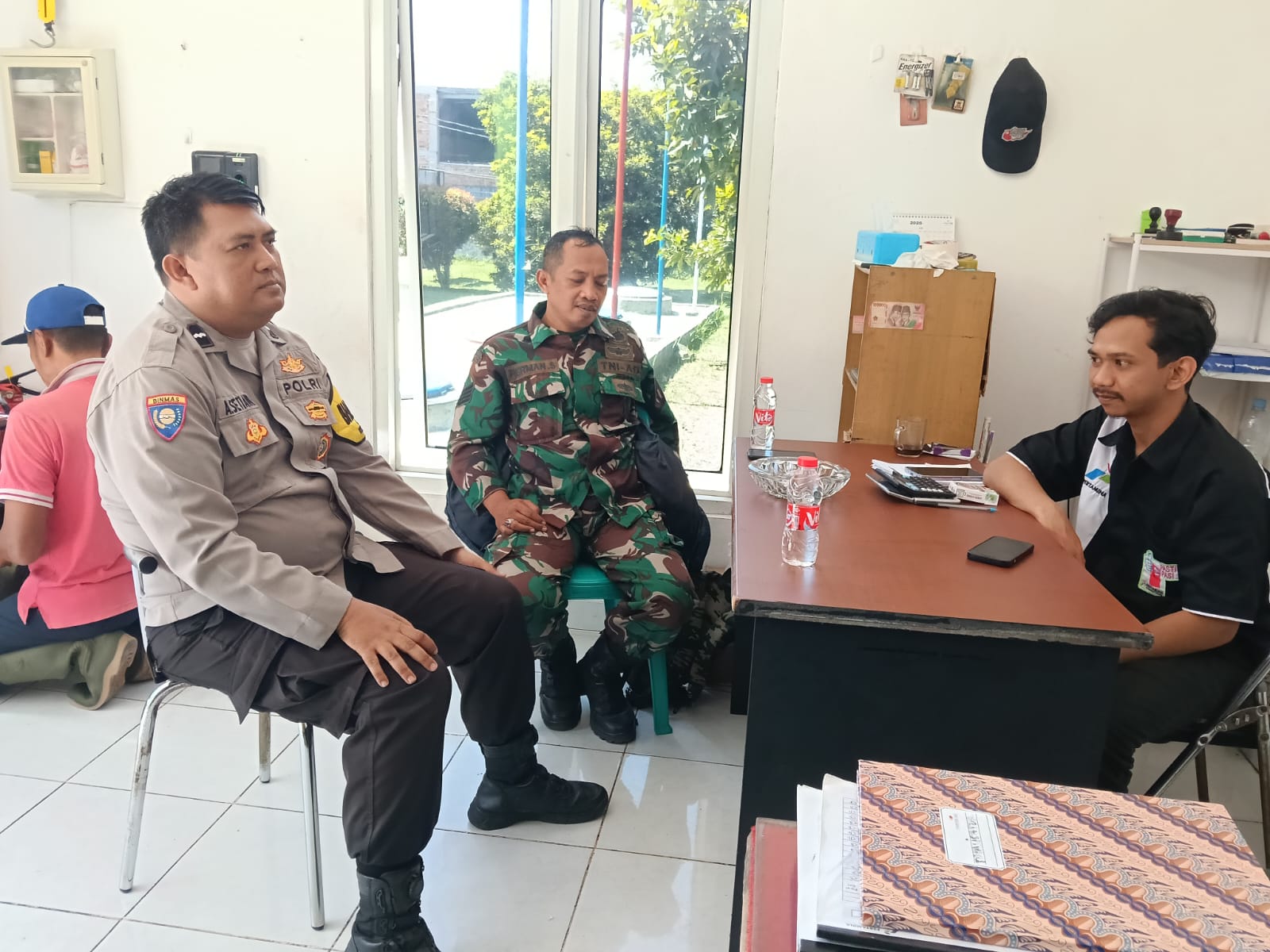Babinsa Kelurahan Benteng Perkuat Silaturahmi dengan Warga Lewat Komsos di Warudoyong