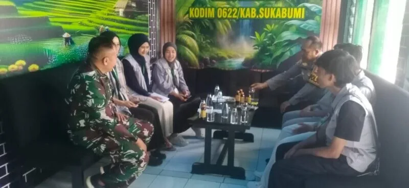 Danramil 2209/Lengkong Jalin Komsos dan Silaturahmi dengan Mahasiswa KKN UMMI Sukabumi